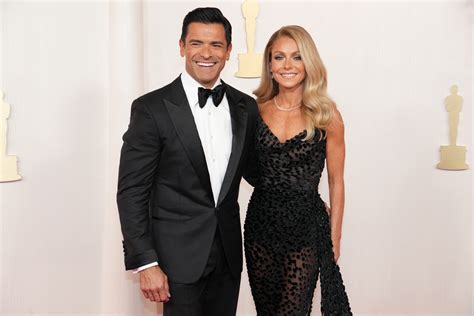 Kelly Ripa Flashes Underwear in Sheer Gown on 2024 Oscars。